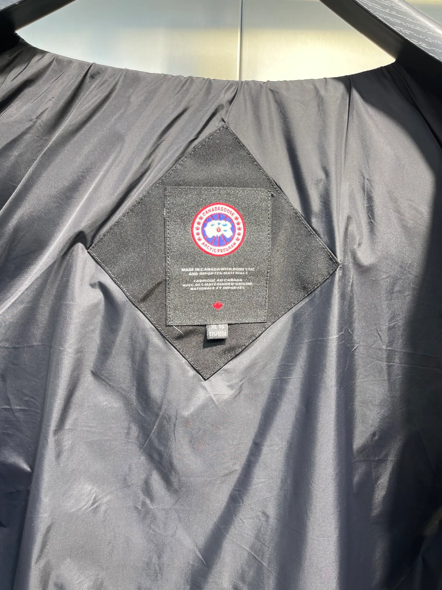 P660 Canadian Grandview black label women's short vest.  Constructed from Arctic Tech recycled fabric®, it features a cinchable hem for sleek styling and storage. Color: Polaris white, black, beige, soft light pink.  Size: s-xl